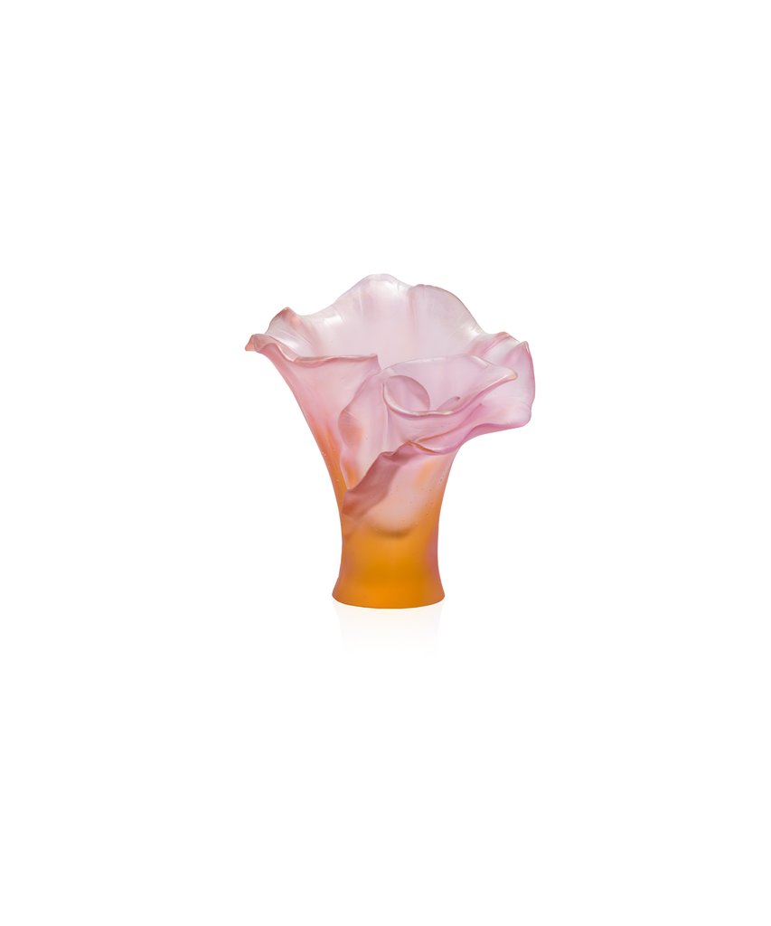 Small amber-pink Daum vase, evoking a blooming Arum, capturing and diffusing a subtle light.