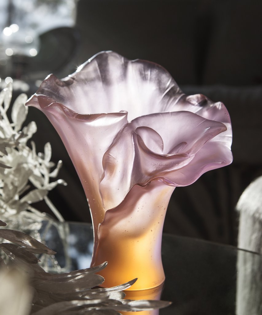 Small amber-pink Daum vase, evoking a blooming Arum, capturing and diffusing a subtle light. - Image 2